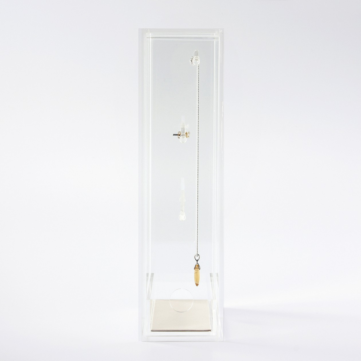 Gablota akrylowa z wieszakami na biżuterię