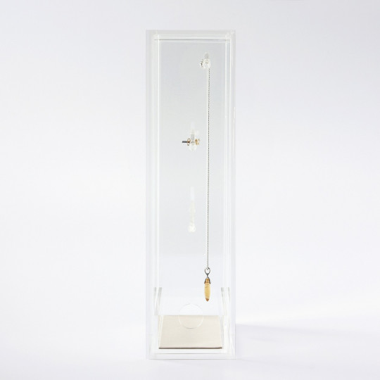 Gablota akrylowa z wieszakami na biżuterię