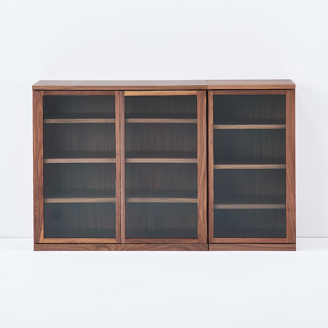 Witryna otwierana orzech