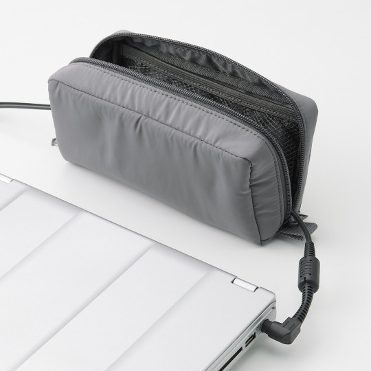 Szary organizer na kable i zasilacze