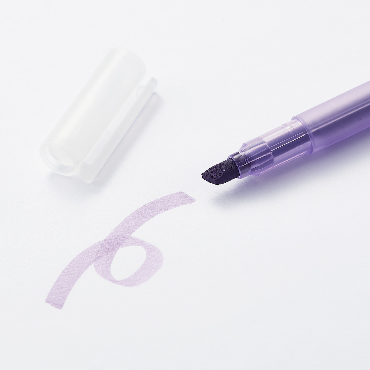 Liliowy zakreślacz do wyszczególniania tekstu