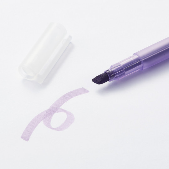 Liliowy zakreślacz do wyszczególniania tekstu