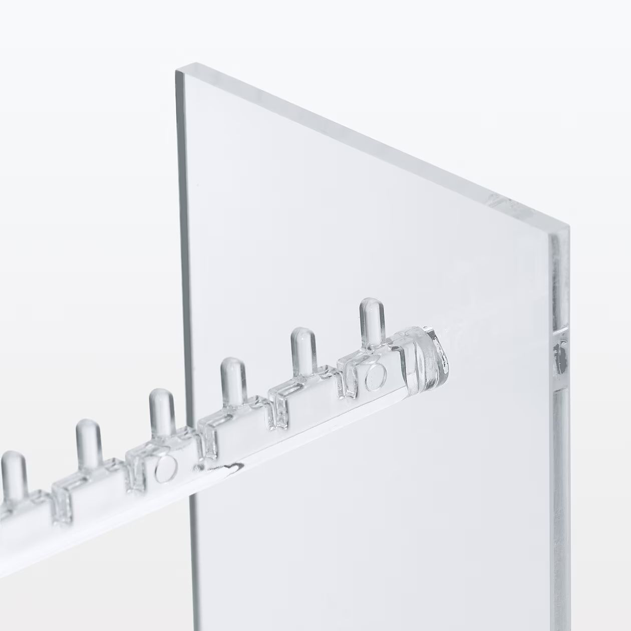 Gablota akrylowa z wieszakami na biżuterię