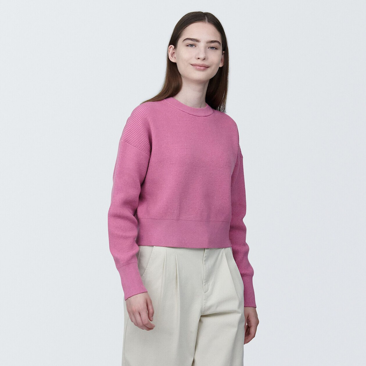 Sweter prążkowany z dekoltem C różowy
