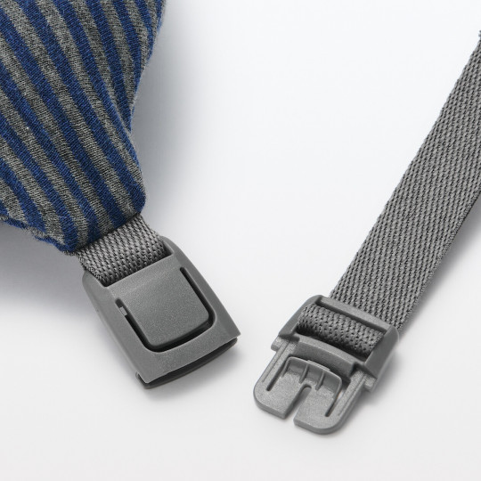 Poduszka podróżna w paski granatowa