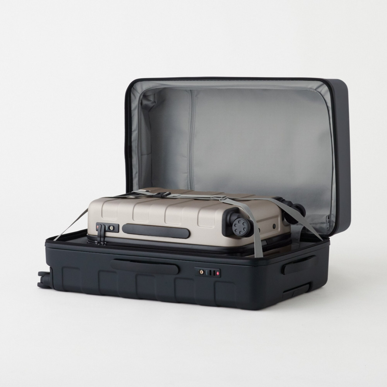 Walizka twarda z poliwęglanu 36l granatowa