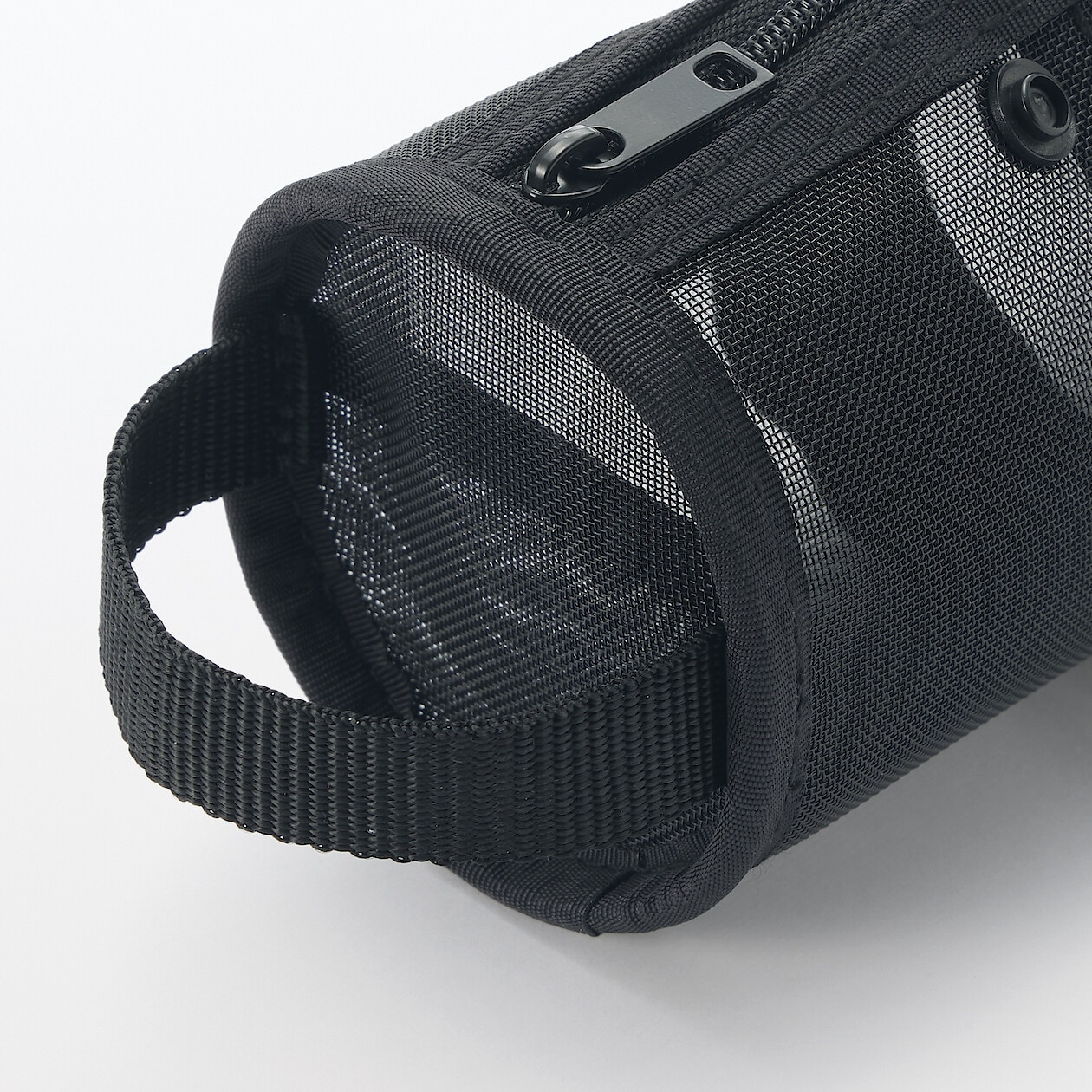 Piórnik okrągły z nylonowej siatki czarny