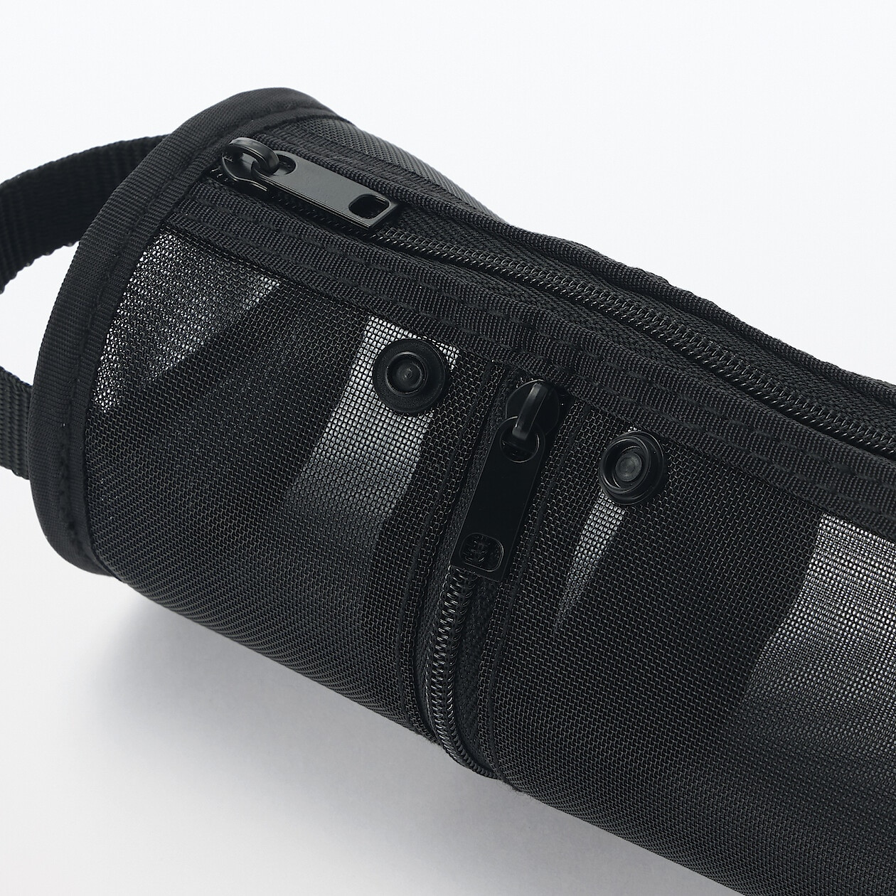 Piórnik okrągły z nylonowej siatki czarny