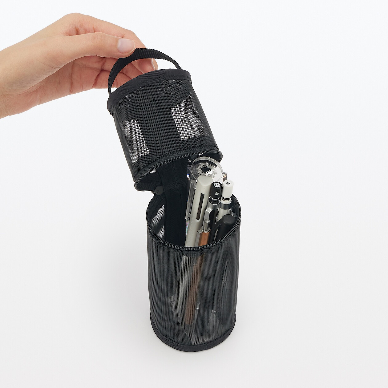 Piórnik okrągły z nylonowej siatki czarny