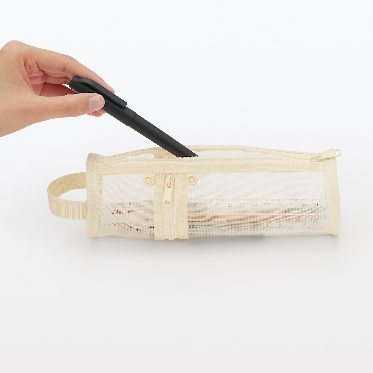 Piórnik okrągły z nylonowej siatki kremowy