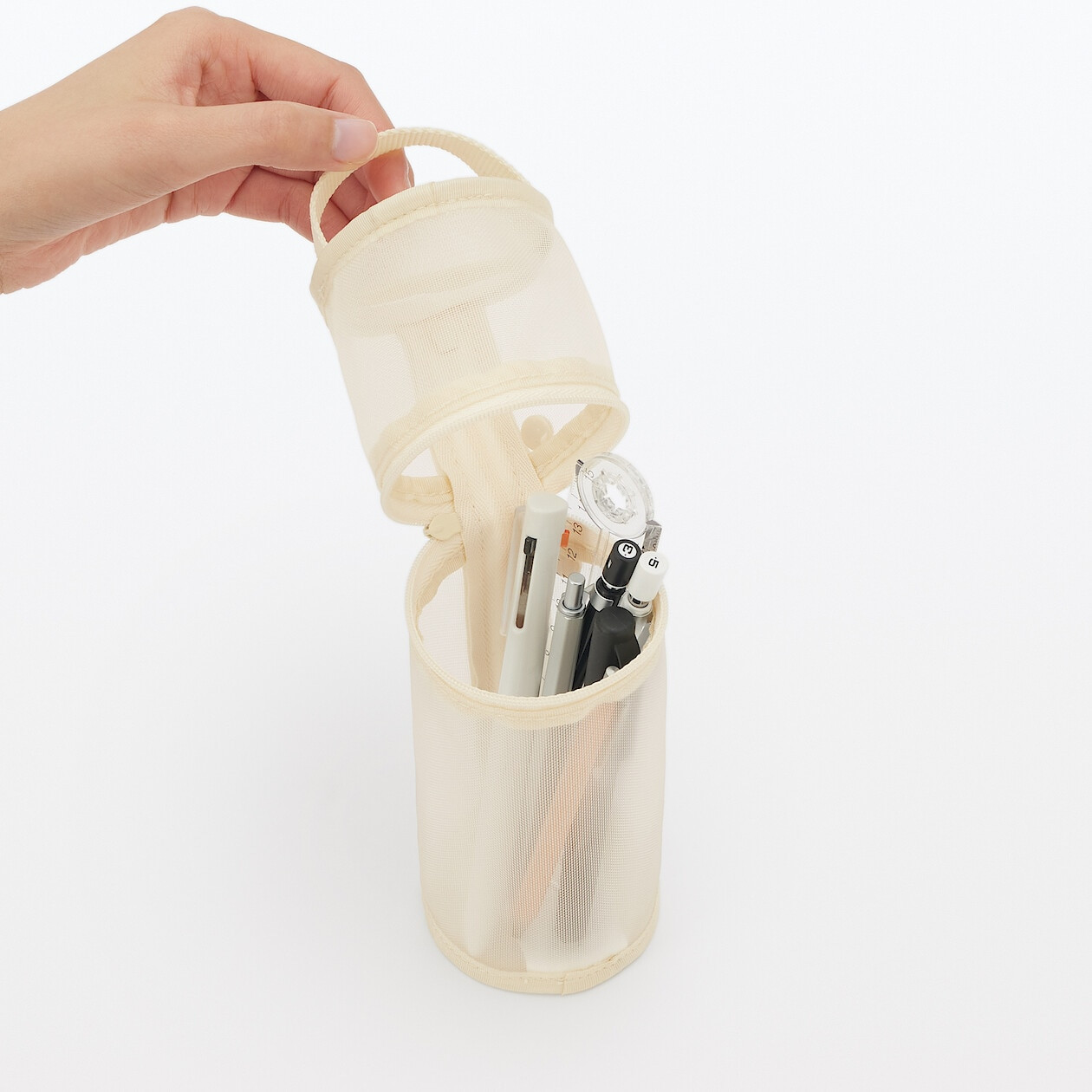 Piórnik okrągły z nylonowej siatki kremowy