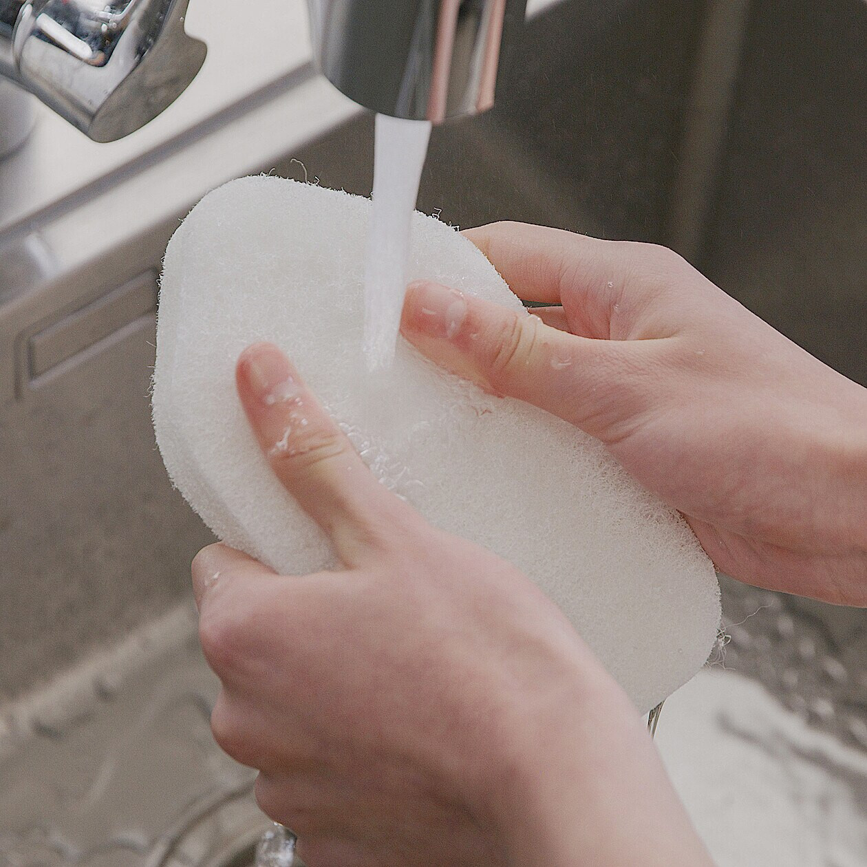 Uchwyt z gąbką mocowaną na rzep