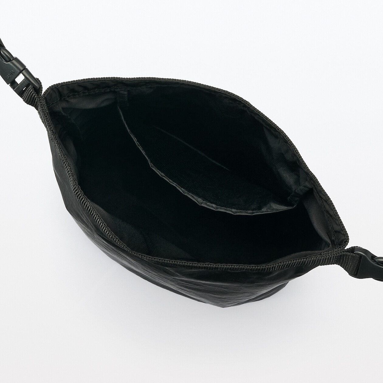 Torebka listonoszka zwijana czarna