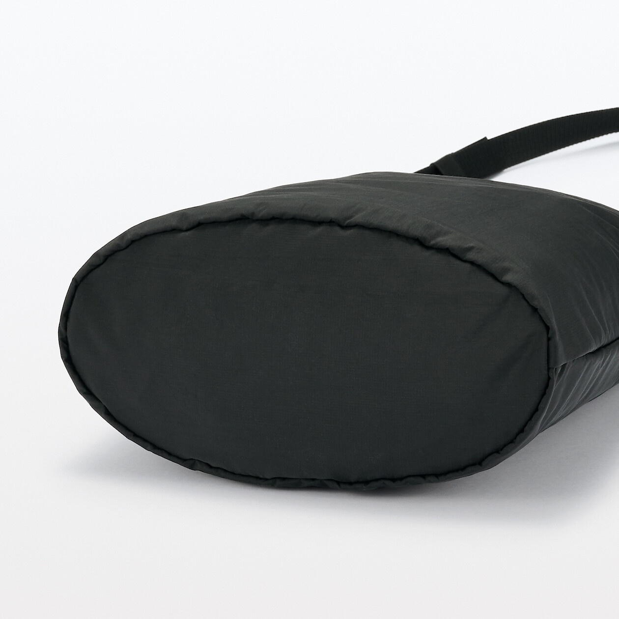 Torebka listonoszka zwijana czarna