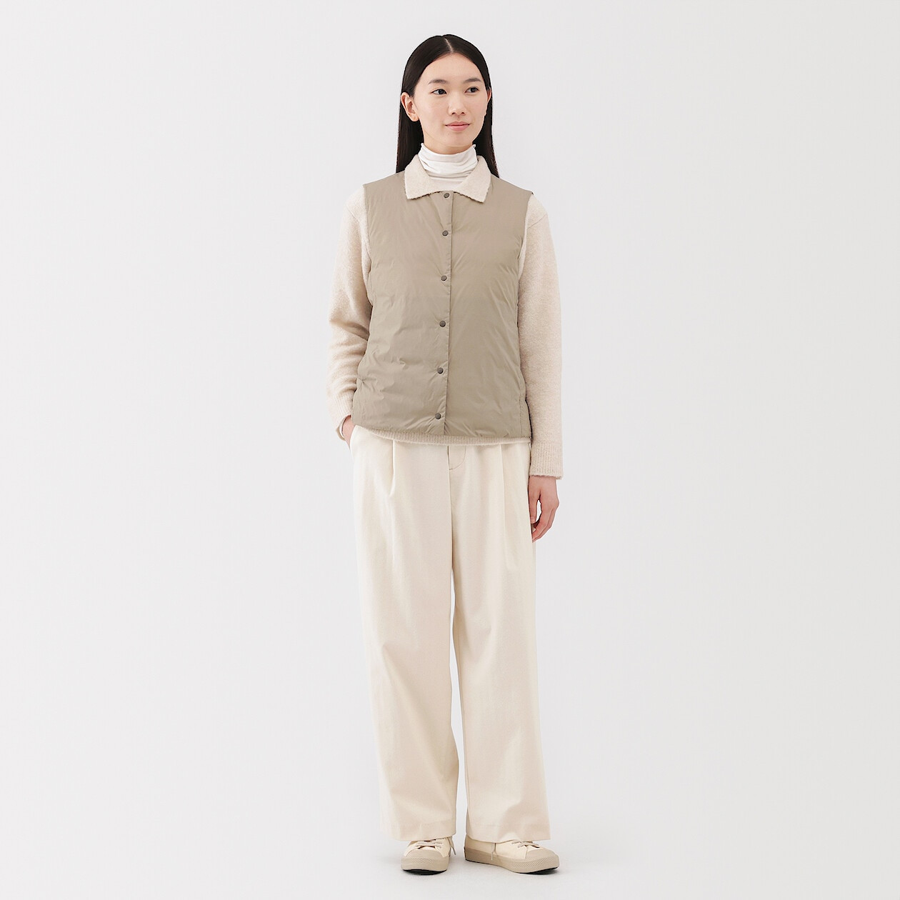 Lekka kamizelka puchowa bez kołnierza beżowa