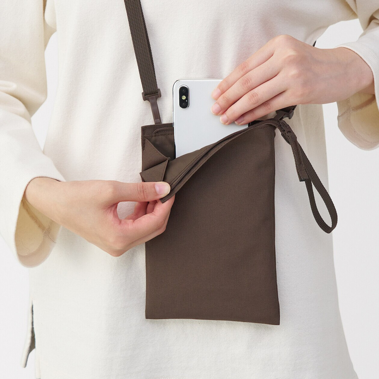 Saszetka cross body wodoodporna brązowa