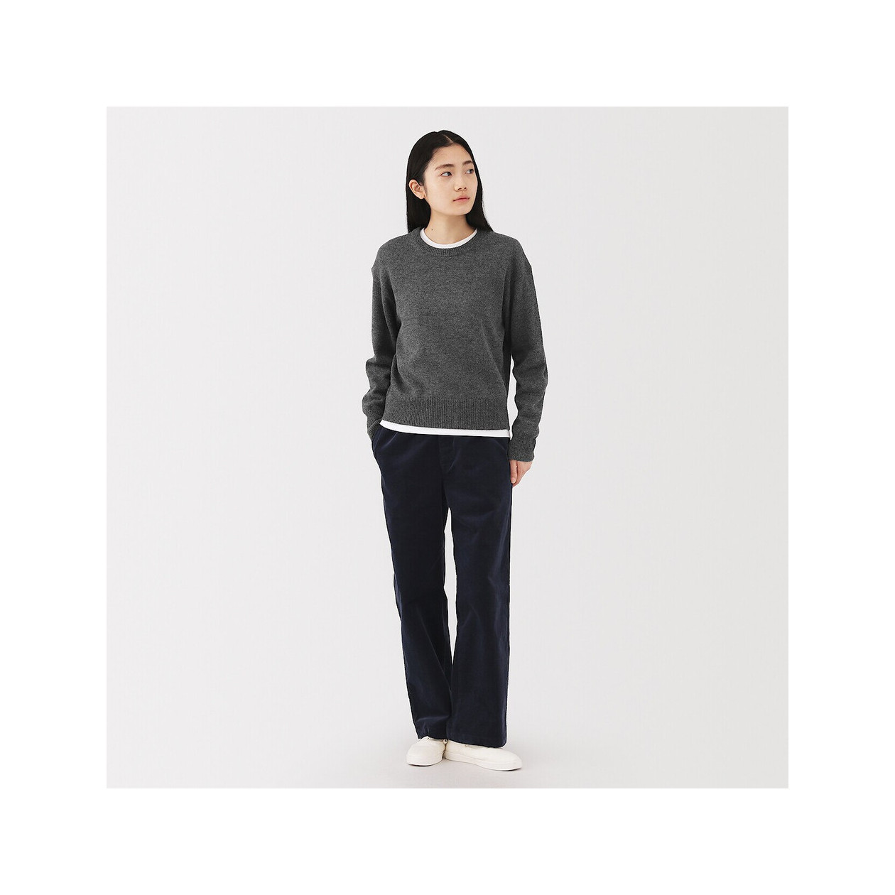 Sweter wełniany z dekoltem C grafitowy