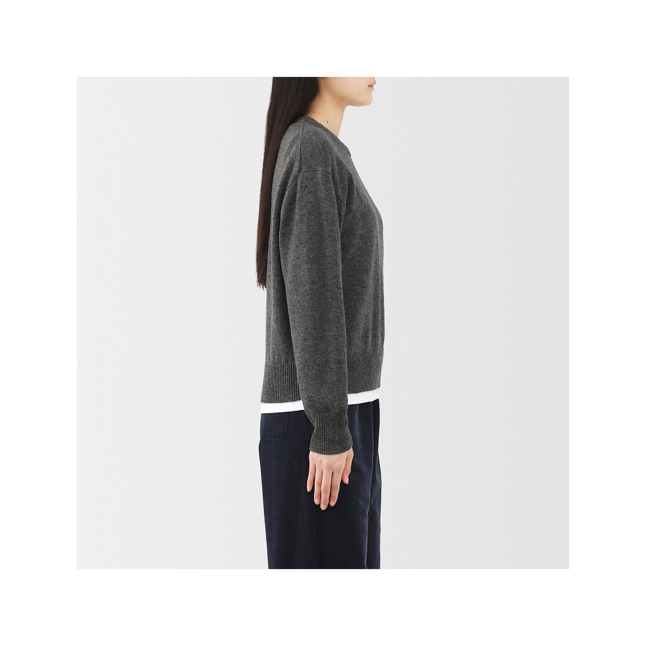 Sweter wełniany z dekoltem C grafitowy