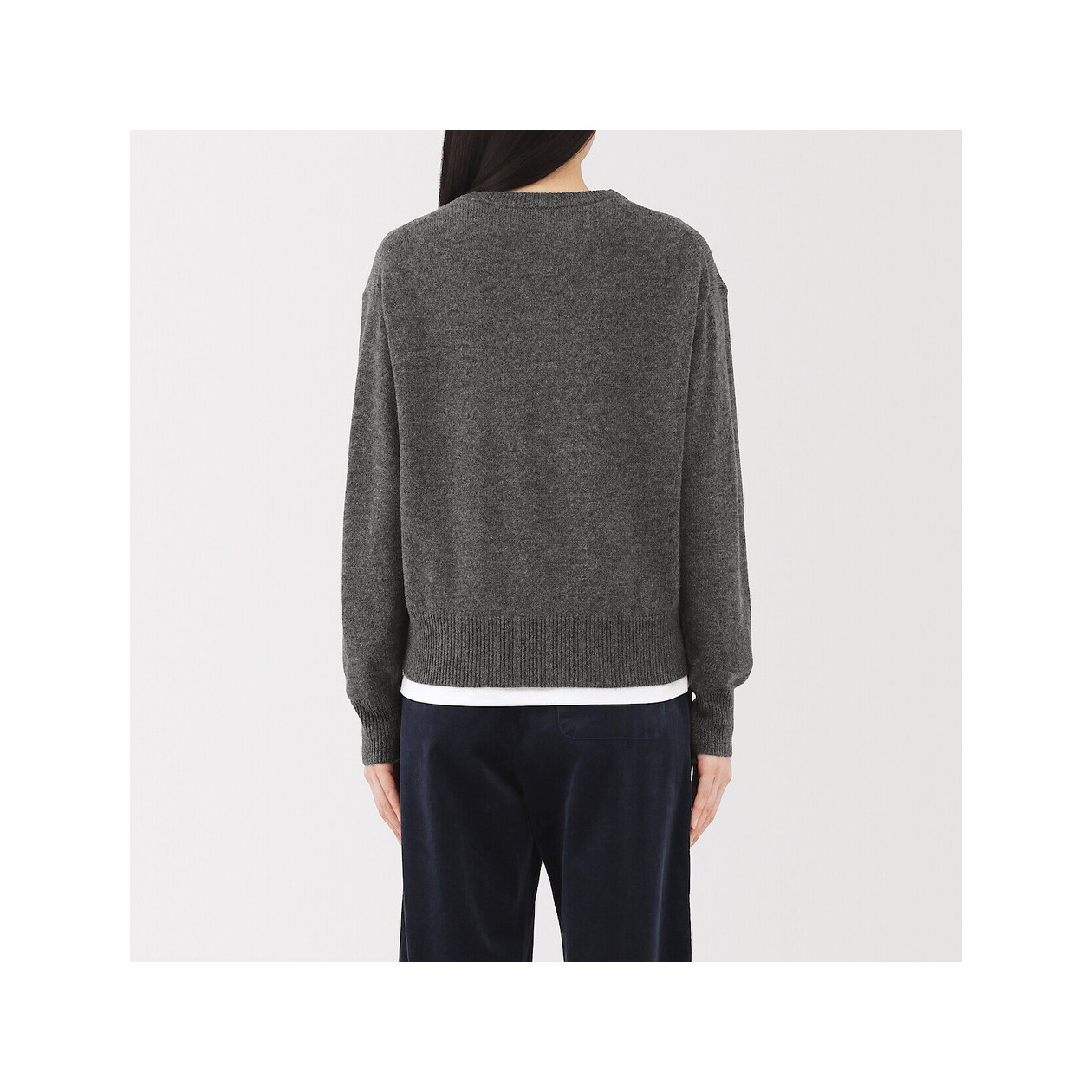 Sweter wełniany z dekoltem C grafitowy