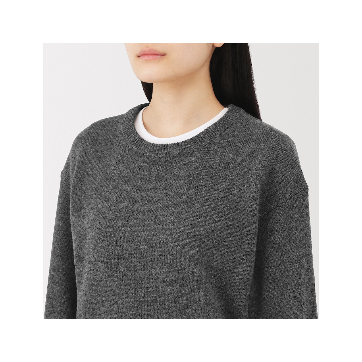 Sweter wełniany z dekoltem C grafitowy