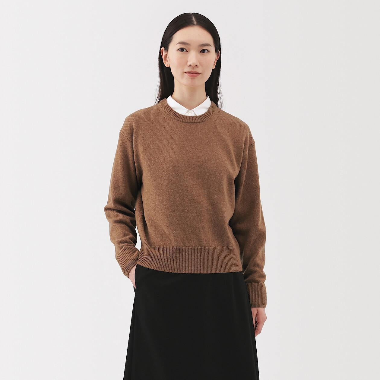 Sweter wełniany z dekoltem C camel