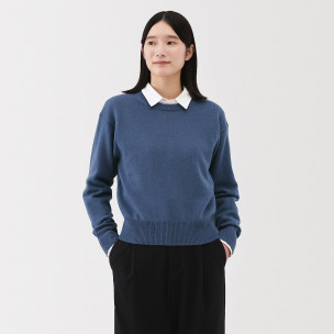 Sweter wełniany z dekoltem...