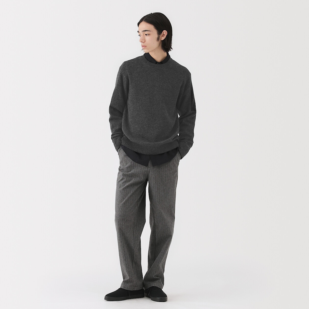 Sweter wełniany z dekoltem C grafitowy