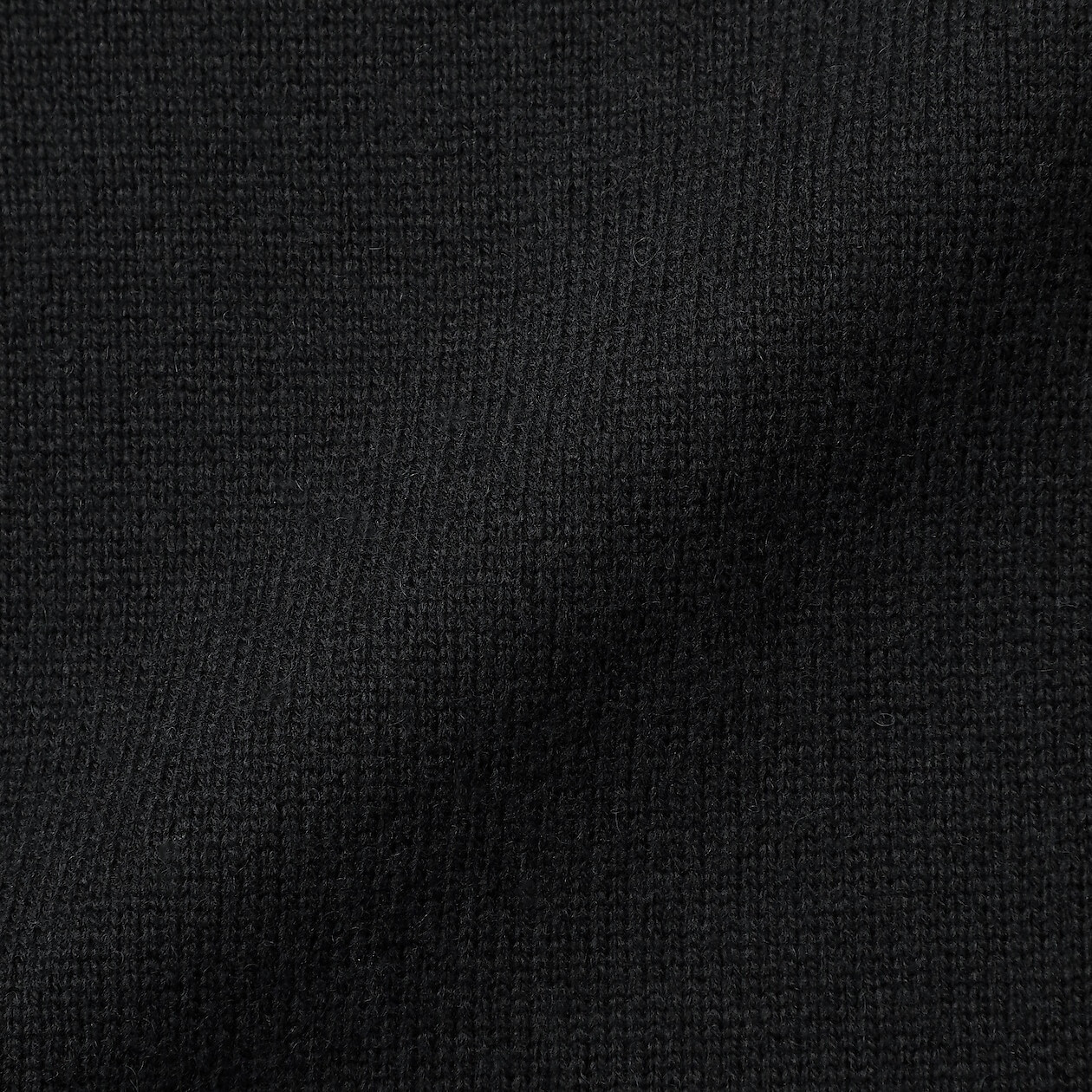 Sweter wełniany z dekoltem C czarny