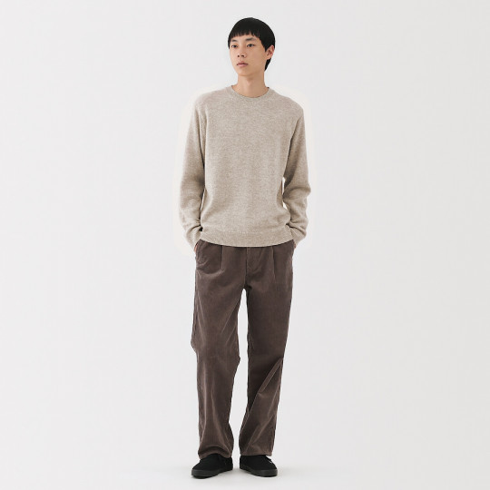 Sweter wełniany z dekoltem C beżowy