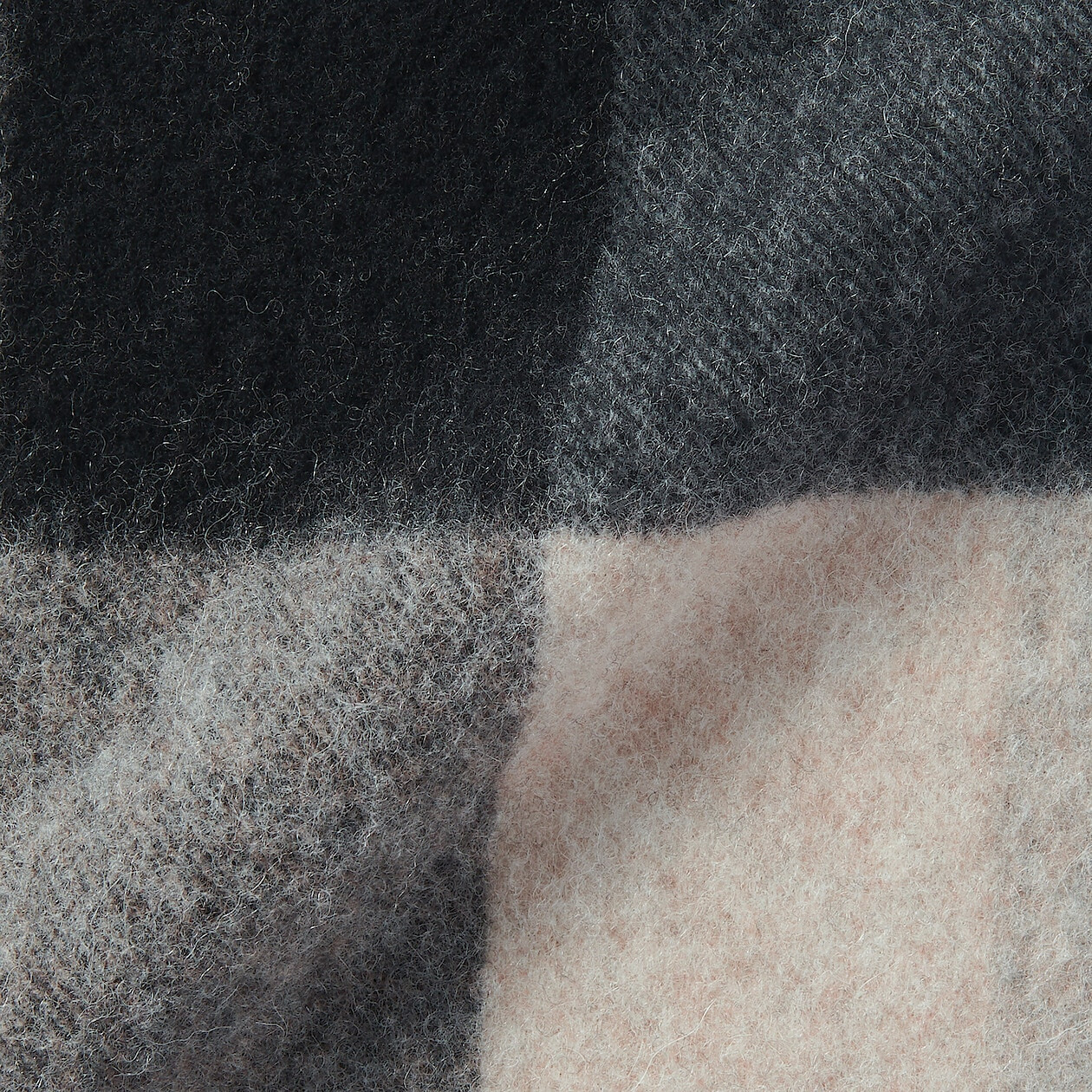 Szal wełniany w kratę grafitowy