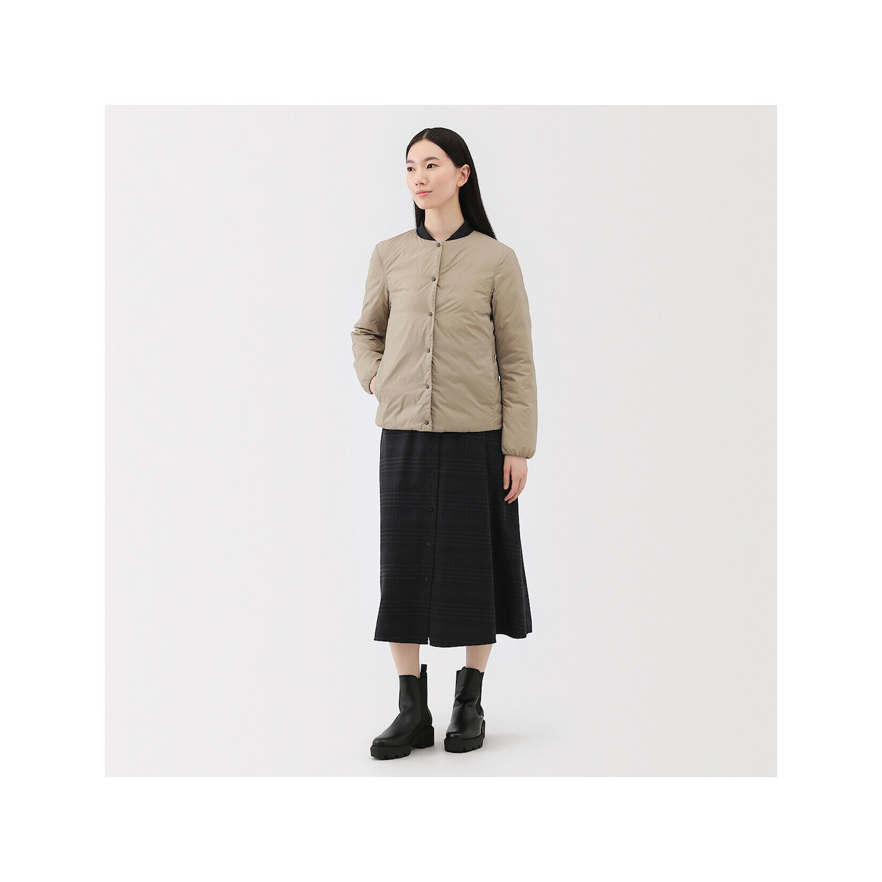 Lekka kurtka puchowa bez kołnierza beżowa