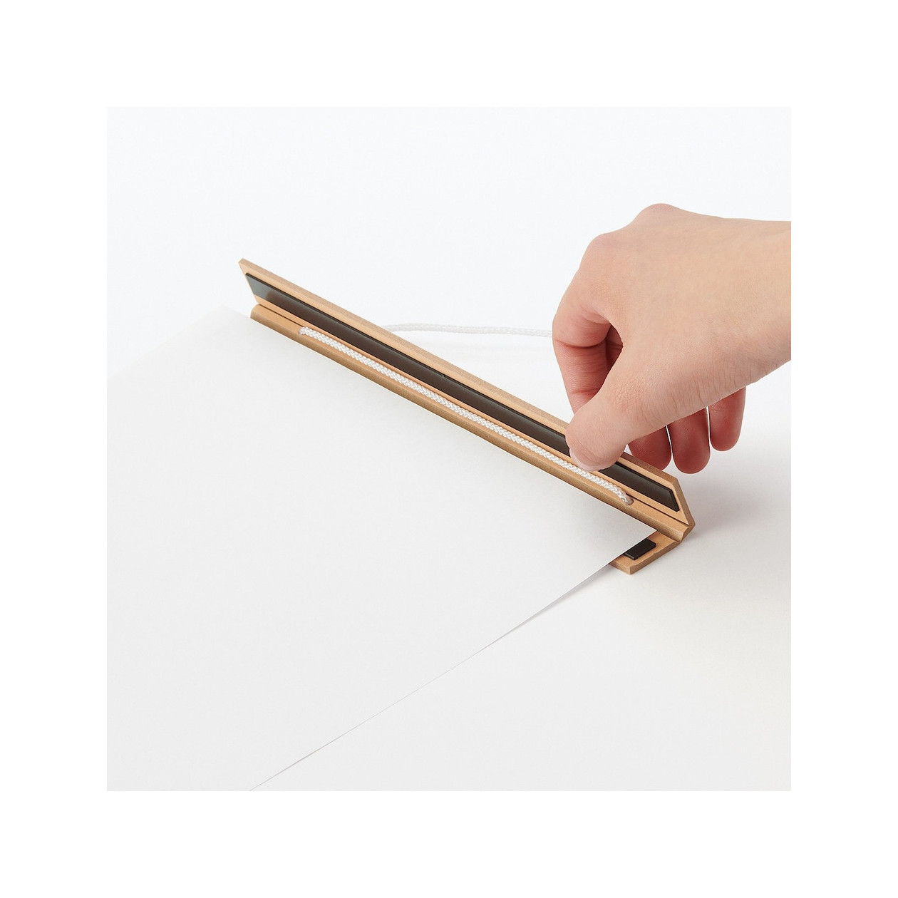 Wieszak z magnesem na plakaty