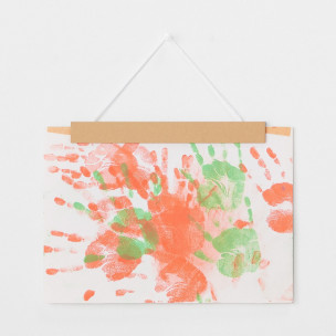 Wieszak z magnesem na plakaty