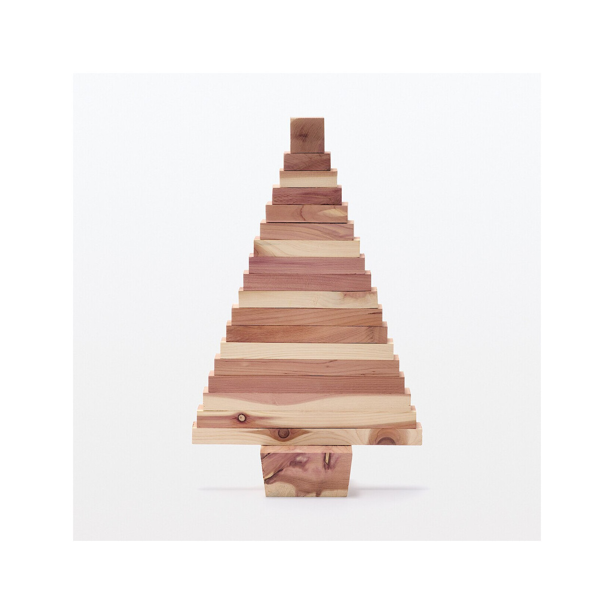 Choinka z bloczków z odzyskanego drewna cedrowego