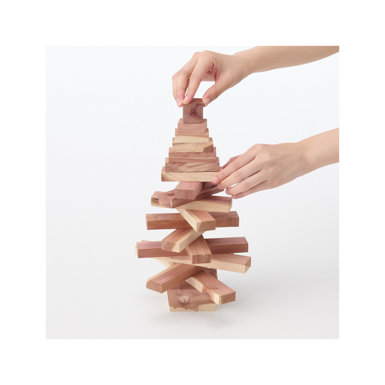 Choinka z bloczków z odzyskanego drewna cedrowego