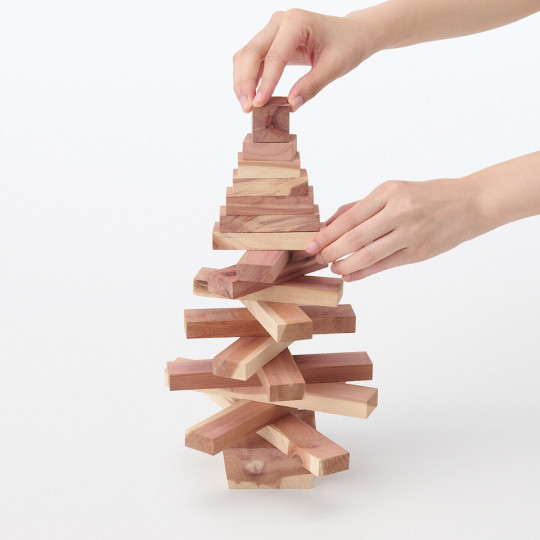 Choinka z bloczków z odzyskanego drewna cedrowego