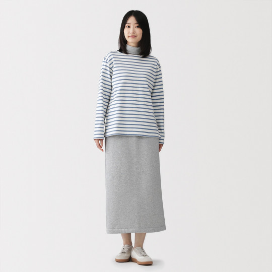 Bluzka z dekoltem w łódkę w paski niebieska