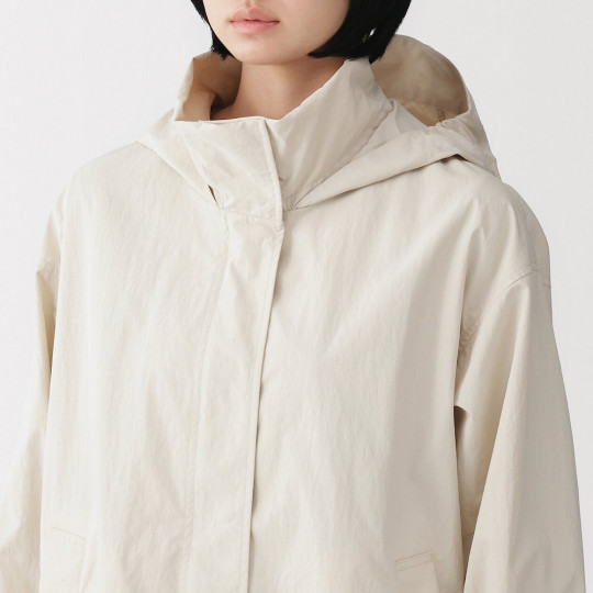 Płaszcz wodoodporny kremowy