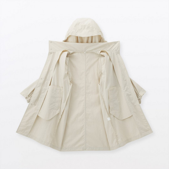 Płaszcz wodoodporny kremowy