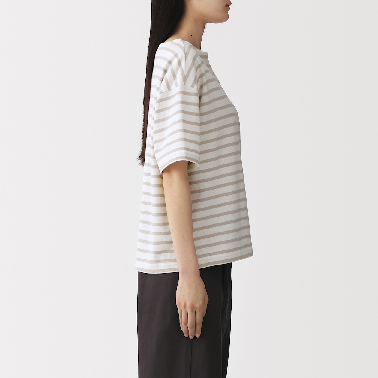 Bluzka z dekoltem w łódkę i krótkim rękawem w jasnoszare paski