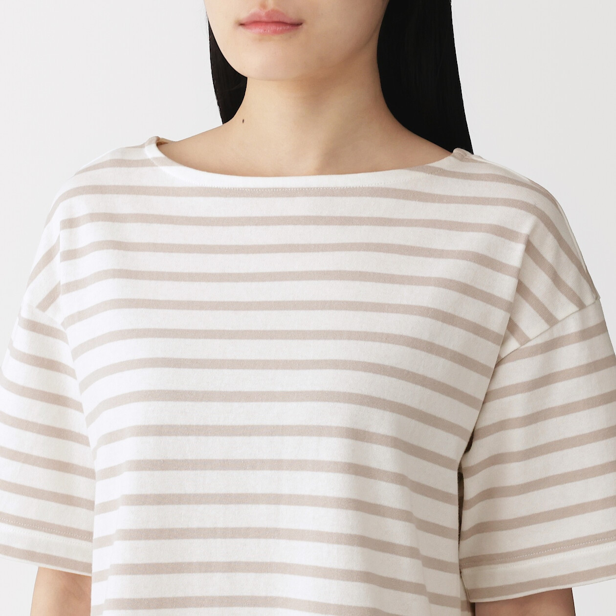 Bluzka z dekoltem w łódkę i krótkim rękawem w jasnoszare paski