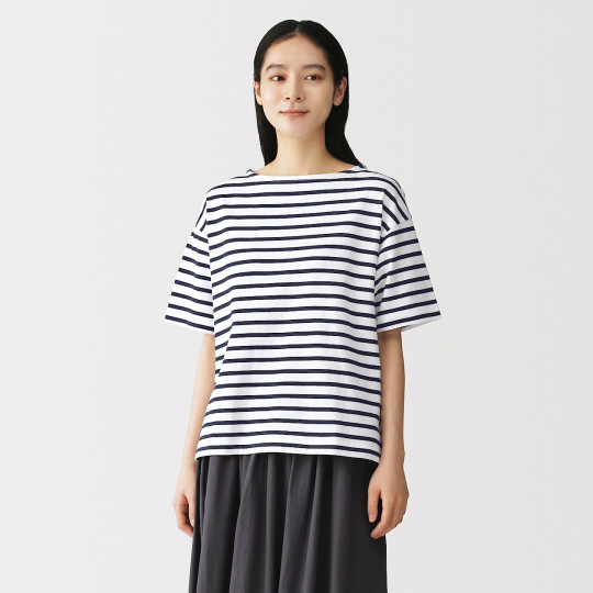 Bluzka z dekoltem w łódkę i krótkim rękawem w granatowe paski