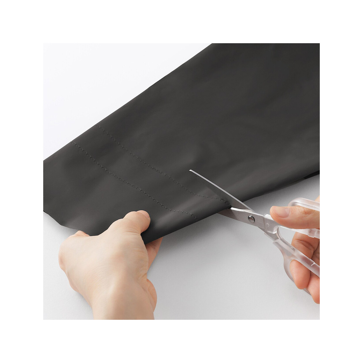 Płaszcz przeciwdeszczowy docinany czarny