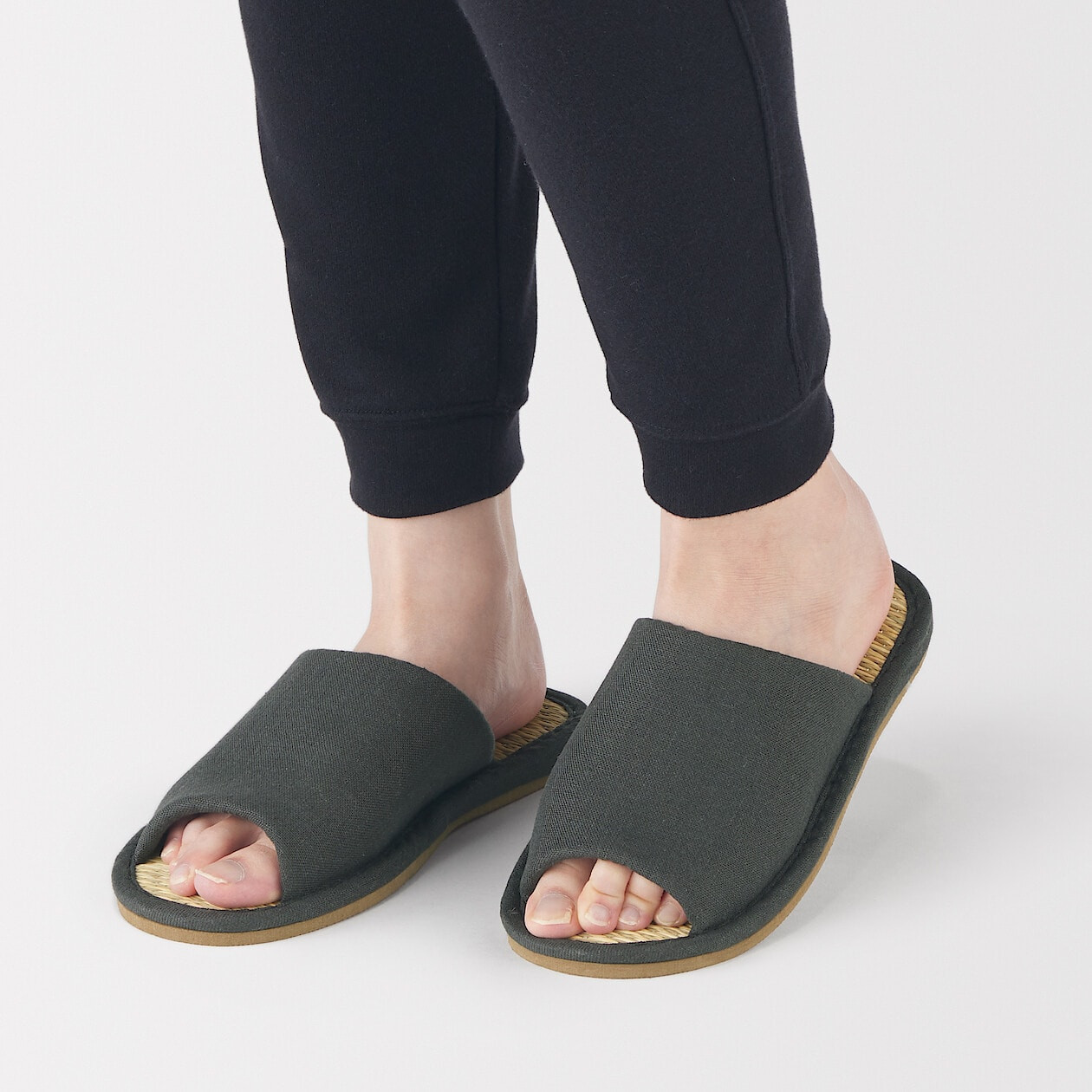 Kapcie igusa z odkrytymi palcami szare