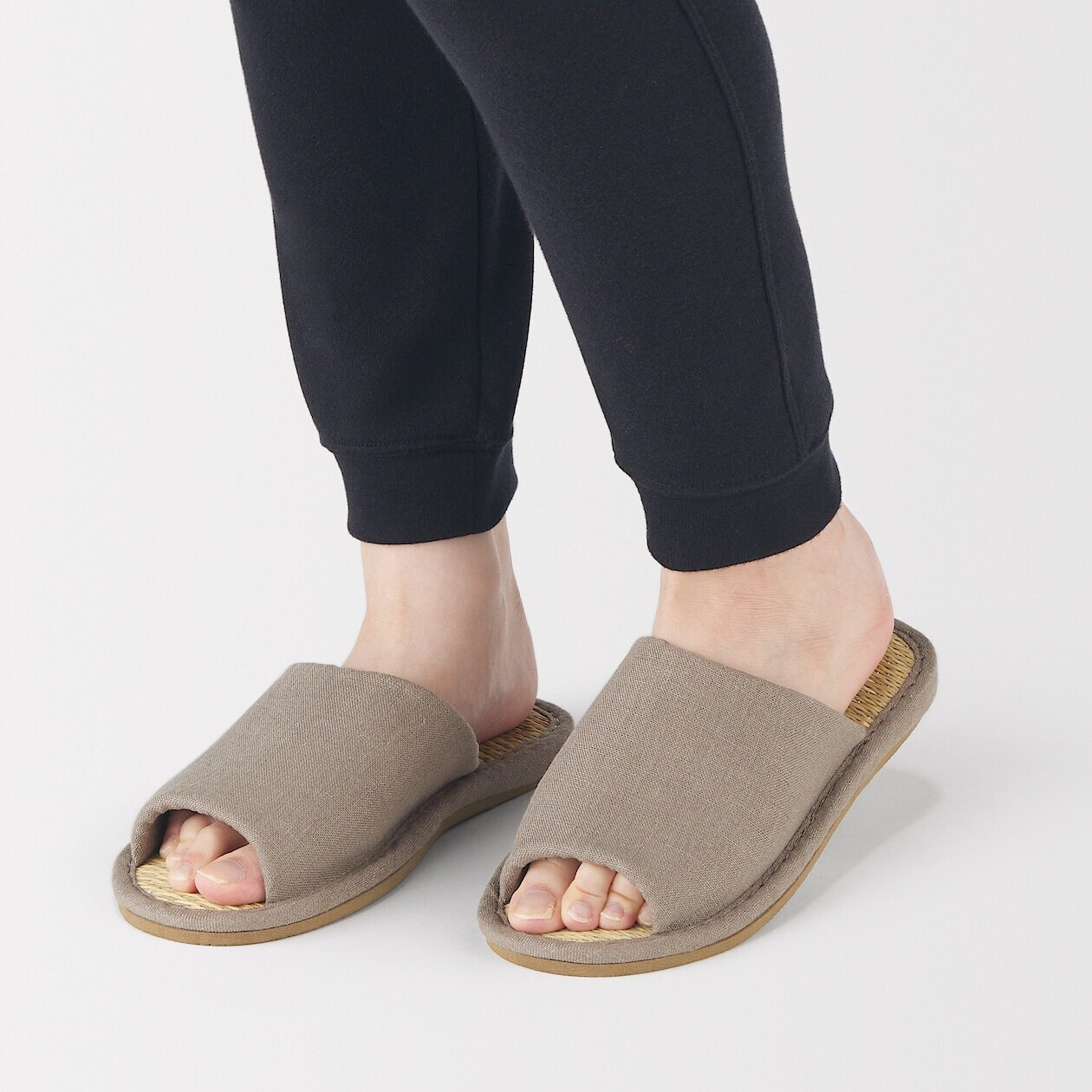 Kapcie igusa z odkrytymi palcami brązowe